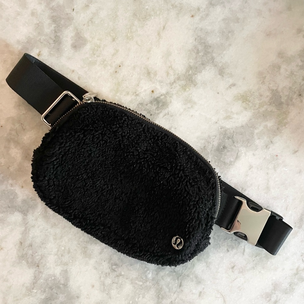 lululemon athletics everywhere belt bag 1L Black Sherpa